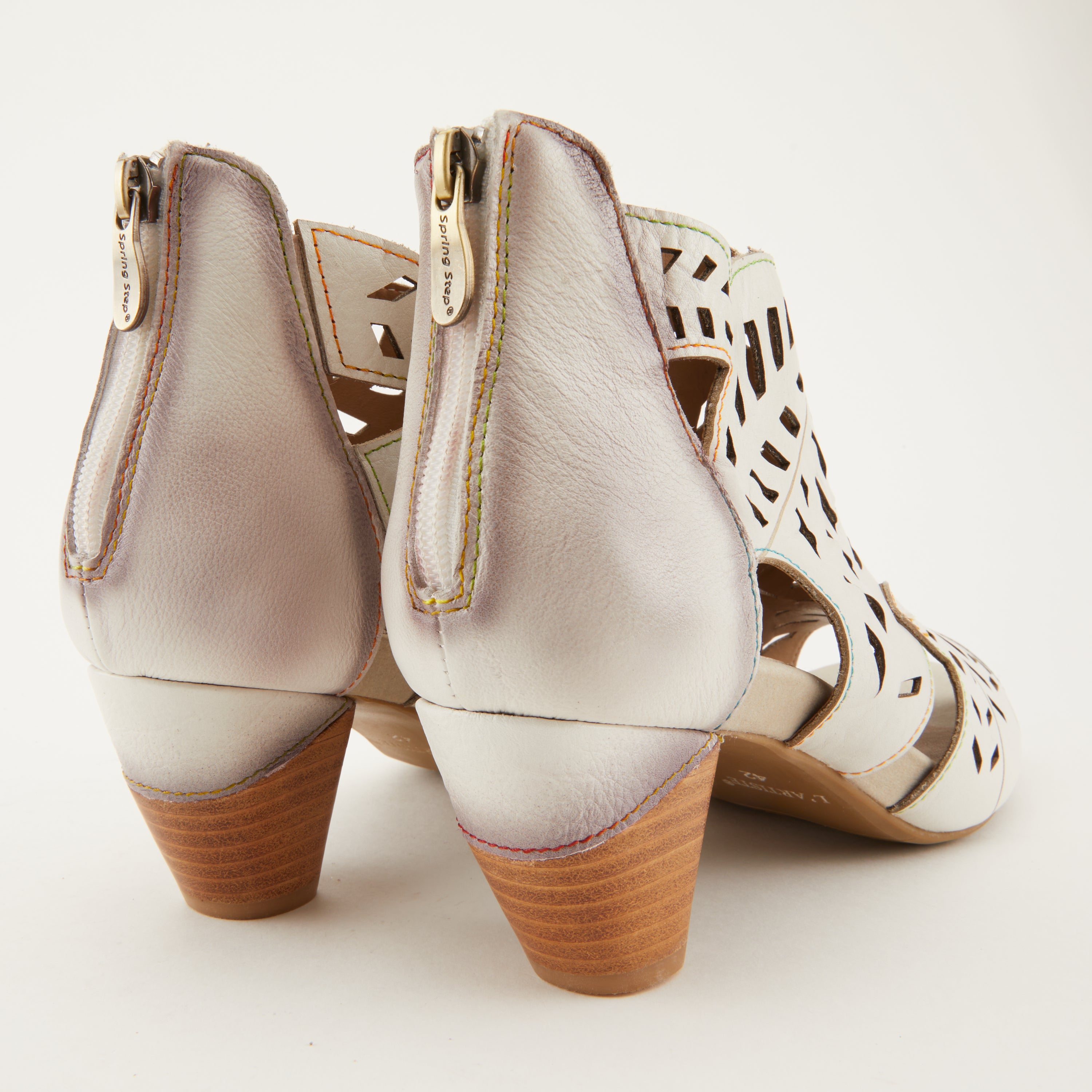 L'Artiste L'ARTISTE ICON SANDAL sandal in off white with handcrafted leather design